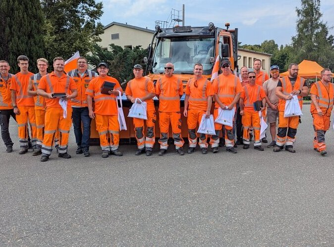 Alle Teilnehmer haben sich vor dem Unimog versammelt.