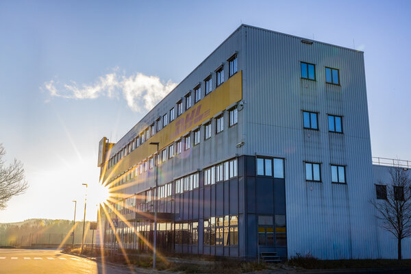 Bild vergr&ouml;&szlig;ern: Au&szlig;enansicht eines DHL-Geb&auml;udes in Neumark im Morgenlicht