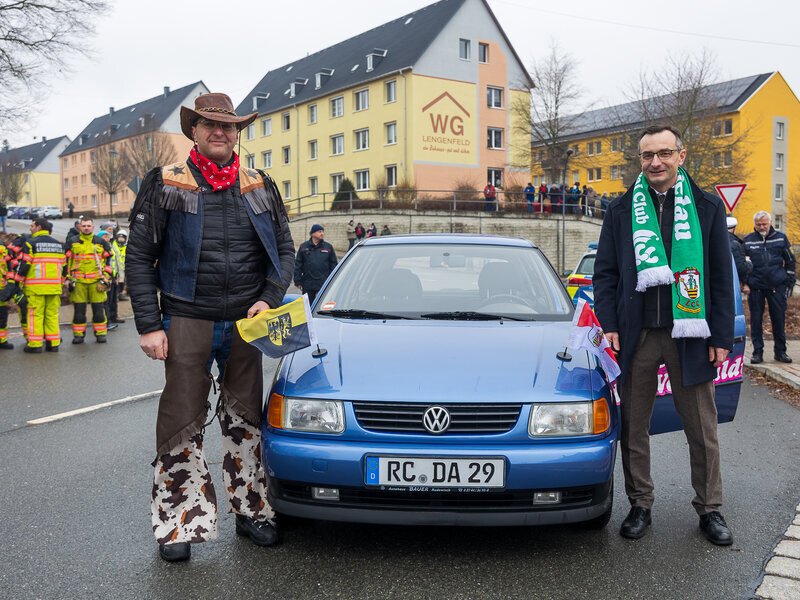 Landrat Thomas Hennig und B&uuml;rgermeister Michael Heuck stehen an einem alten VW-Polo.