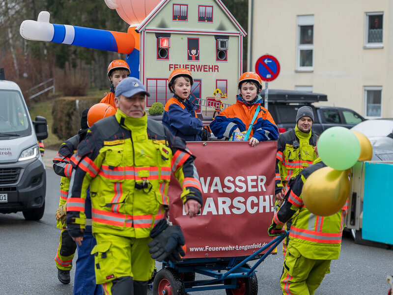 Die Kinder und Jugendlichen der Freiwilligen Feuerwehr Lengenfeld nehmen am Umzug teil.