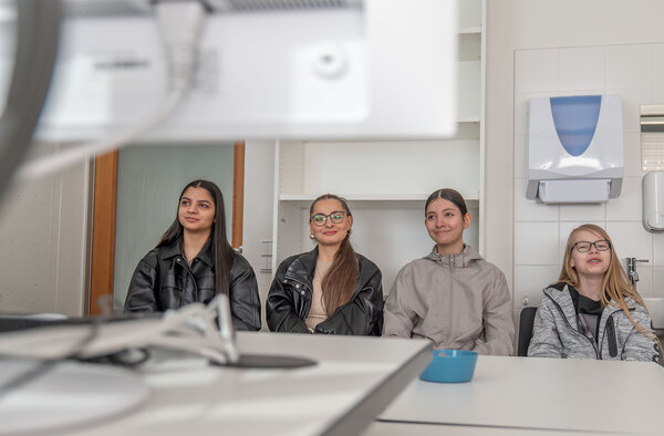 Bild vergr&ouml;&szlig;ern: Sch&uuml;lerinnen der R&uuml;ckertschule zu Besuch im Landratsamt Vogtlandkreis.