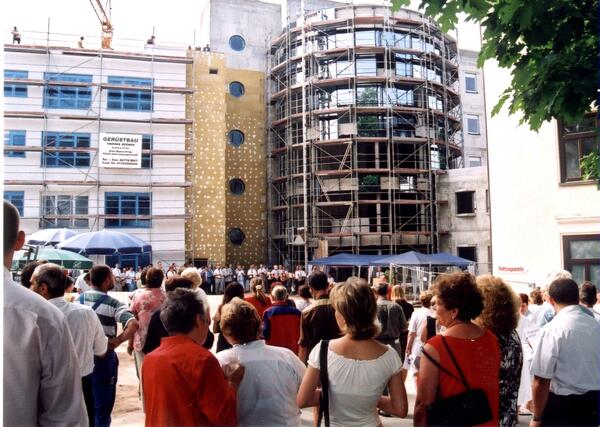 Bild vergrößern: Investitionen wie die das Treppenhaus-anbaues im Jahr 2000 wurden den Bürgern im Rahmen von Öffentlichkeitstagen nahegebracht.