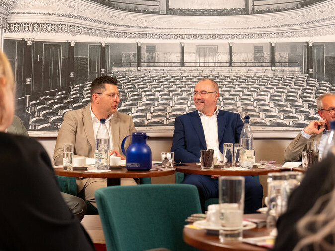 Landrat Thomas Hennig und Oberb&uuml;rgermeister Steffen Zenner sitzen nebeneinander und sprechen miteinander.