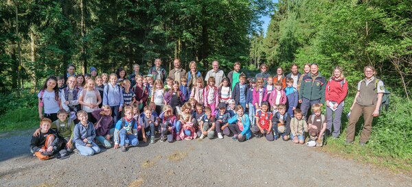 Vor dem Start zu den Stationen im Wald stellten sich alle Grundsch&uuml;ler, Lehrer und Beteiligte dem Fotografen.