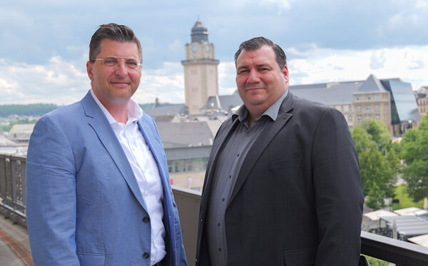 Bild vergr&ouml;&szlig;ern: Tobias Spotka (rechts) stattete Landrat Thomas Hennig einen Besuch ab.