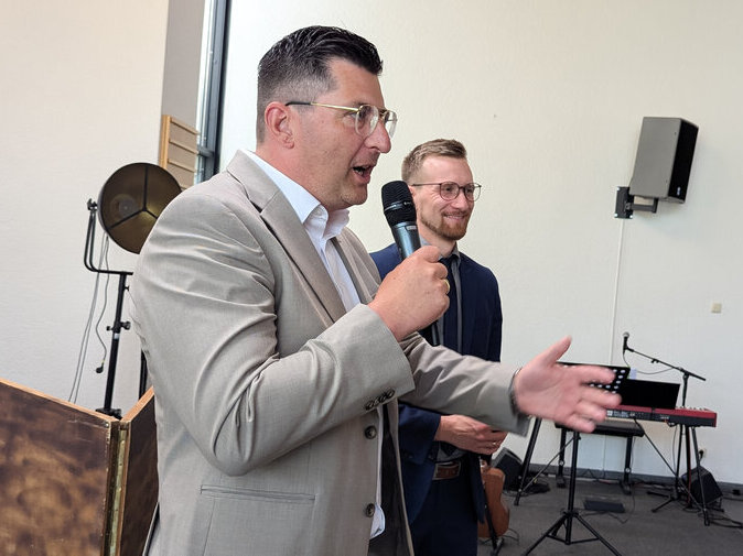 Landrat Thomas Hennig h&auml;lt eine Rede. Tobias K&auml;mpf steht hinter ihm.
