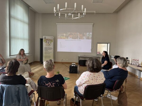 Bild vergr&ouml;&szlig;ern: Am 2. Juni begr&uuml;&szlig;te das Netzwerk Teilhabe im Vogtland gemeinsam mit den Sprachmentoren des Landratsamtes Vogtlandkreis B&uuml;rgerinnen und B&uuml;rger zur Informationsveranstaltung.