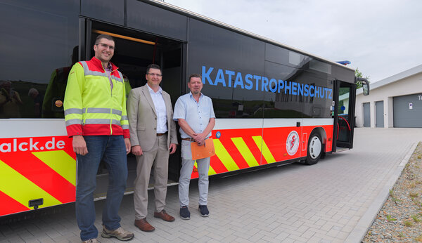 Bild vergr&ouml;&szlig;ern: Landrat Thomas Hennig, Jens Leistner (Gesch&auml;ftsf&uuml;hrer des Rettungszweckverband S&uuml;dwestsachsen) und Christian Sch&auml;fer (Bereichsleiter Falck Notfallrettung und Katastrophenschutz gGmbH) mit dem neuen BTB.