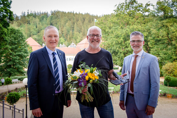Bild vergr&ouml;&szlig;ern: Dr. Axel Steinbach, Beigeordneter des Vogtlandkreises (links) mit dem Preistr&auml;ger Thomas Schaller (mitte) und Olaf Schlott, B&uuml;rgermeister Bad Elster.