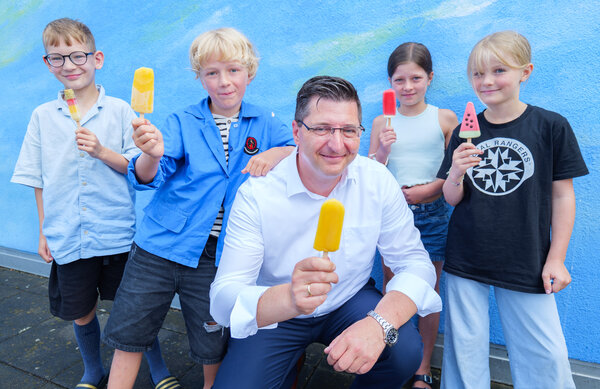 Bild vergr&ouml;&szlig;ern: Vier Kinder und Lndrat mit Eis in der Hand