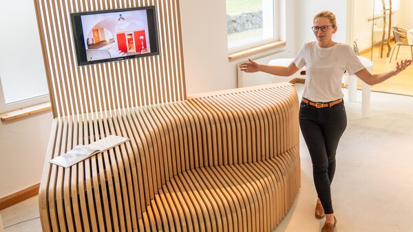 Bild vergr&ouml;&szlig;ern: Gesch&auml;ftsf&uuml;hrerin Nicole Erdmann pr&auml;sentiert eine durch das Familienunternehmen handgefertigte Saunabank, welche als repr&auml;sentatives Ausstellungsst&uuml;ck im Rahmen der s&auml;chsischen Pop-up-Store-Pr&auml;sentation in den ber&uuml;hmten Carrousel du Louvre in Paris zu seh