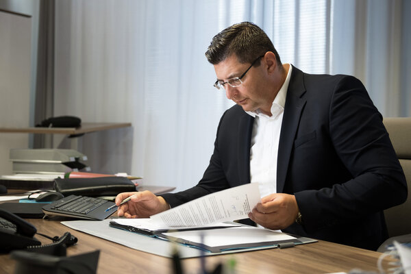 Bild vergr&ouml;&szlig;ern: Der Landrat ist in seine Arbeit vertieft.