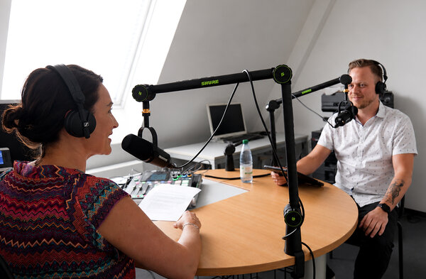 Bild vergr&ouml;&szlig;ern: Das Bild zeigt Podcast-Moderatorin Madlen Schulz und Christian Gebhardt, der Leiter der Versammlungsbeh&ouml;rde im Gespr&auml;ch.