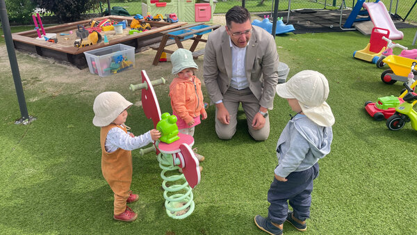 Bild vergr&ouml;&szlig;ern: Landrat Thomas Hennig mit den Kindern.