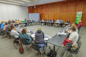 Bild vergr&ouml;&szlig;ern: Das Bild zeigt die Akteure der Integrationsarbeit im Vogtlandkreis. Alle sitzen im Kreistagssaal an einem Tisch.