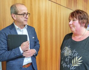 Bild vergr&ouml;&szlig;ern: Das Bild zeigt den s&auml;chsische Integrationsbeauftragten Martin Modschiedler und die Integrationsbeauftragte des Vogtlandkreises Jeannine Lehnert.