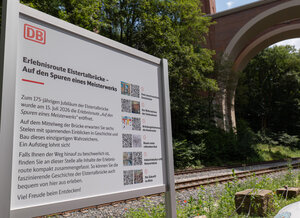 Bild vergr&ouml;&szlig;ern: Das Bild zeigt ein Schild. Dieses wirb f&uuml;r die Ausstellung auf der Mittelebene der Elstertalbr&uuml;cke.