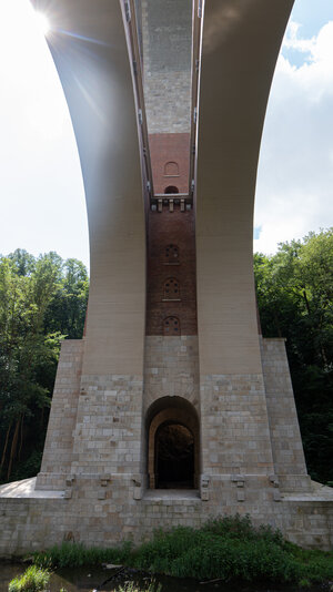 Bild vergr&ouml;&szlig;ern: Das Bild zeigt die Elstertalbr&uuml;cke von unten.