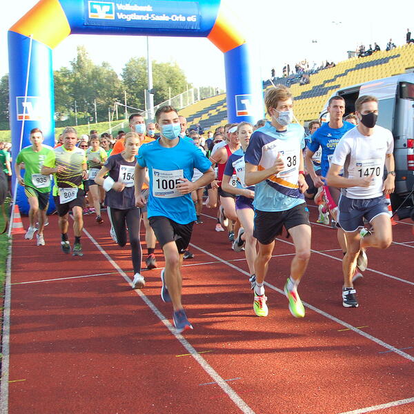 Bild vergrößern: 1800 Läuferinnen und Läufer aus 150 Firmen gingen an den Start beim 9. Firmenlauf.