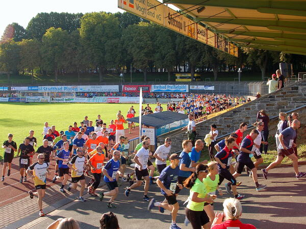 Bild vergrößern: Der Massenstart der 1800 Läuferinnenn und Läufer sorgte mehrere Minuten für ein buntes Vogtland-Stadion.