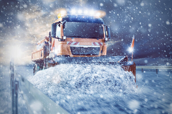 Bild vergr&ouml;&szlig;ern: Fahrzeug einer Stra�enmeisterei mit H�nger schiebt Schnee von der Fahrbahn