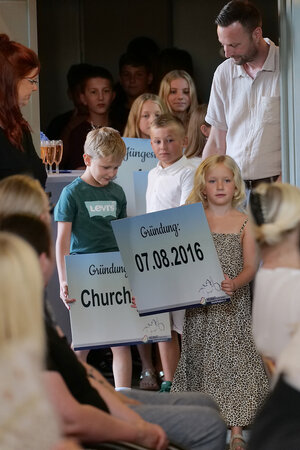 Bild vergr&ouml;&szlig;ern: Das Bild zeigt Kinder, die Schilder halten
