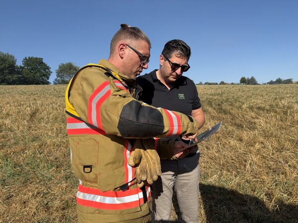 Bild vergr&ouml;&szlig;ern: Das Bild zeigt Landrat Thomas Hennig und Patrick Heinritz, den Fachgebietsleiter Brandschutz bei der Stadt Plauen.