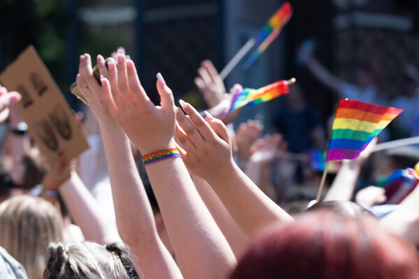 Bild vergr&ouml;&szlig;ern: Das Bild zeigt H�nde, die zum Christopher Street Day Richtung Himmel zeigen.