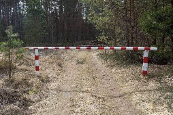 Bild vergr&ouml;&szlig;ern: Das Bild zeigt eine Schranke auf einem Waldweg.
