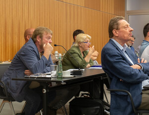 Bild vergr&ouml;&szlig;ern: Das Bild zeigt mehrere B&uuml;rgermeister beim aufmerksamen Zuh&ouml;ren