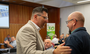 Bild vergr&ouml;&szlig;ern: Das Bild zeigt Landrat Thomas Hennig im Gespr&auml;ch mit einem der B&uuml;rgermeister.