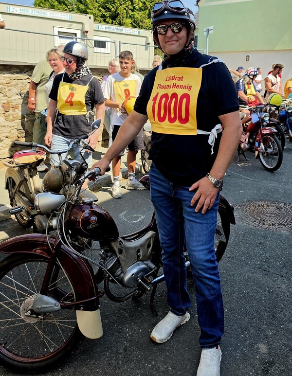 Bild vergr&ouml;&szlig;ern: Das Bild zeigt Landrat Thomas Hennig mit der Startnummer 1000 beim SR Treffen in K&uuml;rbitz.