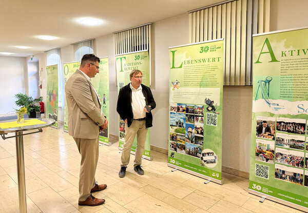 Bild vergr&ouml;&szlig;ern: Landrat Thomas Hennig zur Ausstellungser&ouml;ffnung im Gespr&auml;ch mit Kreisarchivleiter Dr. Christian Espig.