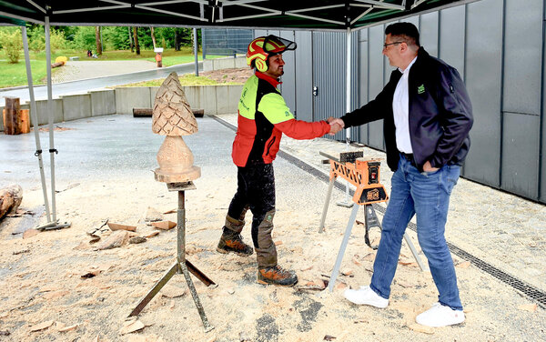 Bild vergr&ouml;&szlig;ern: Landrat Thomas Hennig zu Besuch beim Tag der offenen T&uuml;r im Forstlichen Bildungszentrum Bad Reiboldsgr&uuml;n.
