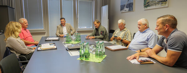 Bild vergr&ouml;&szlig;ern: Die Ortsvorsteher im Gespr&auml;ch mit Landrat Thomas Hennig.