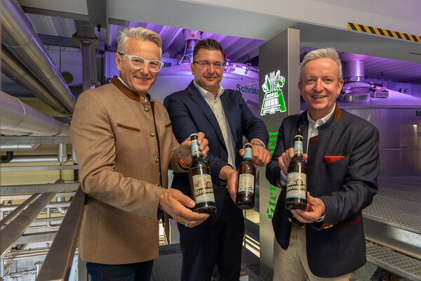 Bild vergr&ouml;&szlig;ern: Das Bild zeigt die beiden Sternquell Gesch&auml;ftsf&uuml;hrer G&uuml;nther Spindler und Jan Gerbeth mit Landrat Thomas Hennig. Se halten alle eine Flasche Bier in die Kamera.