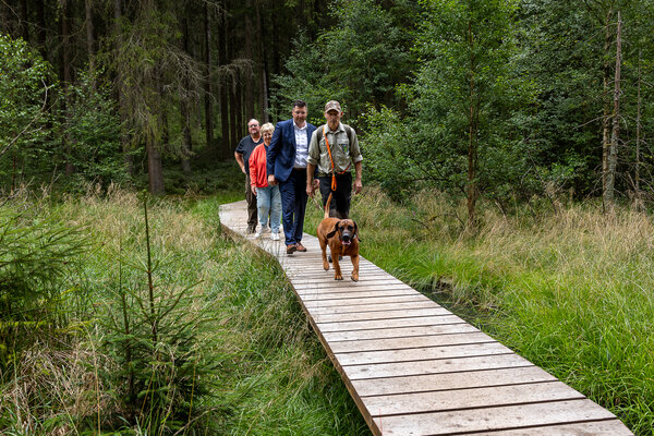 Bild vergr&ouml;&szlig;ern: Landrat Thomas Hennig erkundete gemeinsam mit Gesch&auml;ftsf&uuml;hrer Joachim Otto, Revierleiter Dirk Sch&ouml;nfelder und Mitarbeitern des Waldparks das Gel&auml;nde rund um den Vogtlandsee.