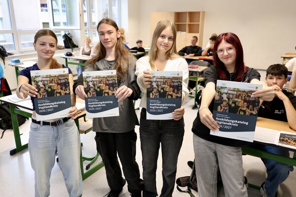 Bild vergr&ouml;&szlig;ern: Die Sch&uuml;lerinnen und Sch&uuml;ler der 9. Klasse der Oberschule Klingenthal erhielten die ersten Exemplare des diesj&auml;hrigen Ausbildungskataloges.