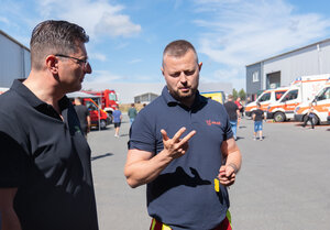 Bild vergr&ouml;&szlig;ern: Landrat Thomas Hennig im Gespr&auml;ch mit den Mitarbeitern von Falck.