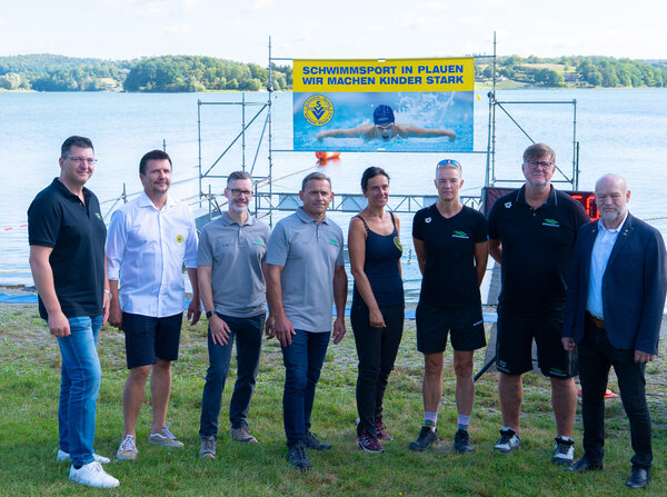 Bild vergr&ouml;&szlig;ern: Das Bild zeigt die Organisatoren der Schwimmveranstaltung vor der Talsperre P&ouml;hl.