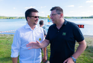 Bild vergr&ouml;&szlig;ern: Das Bild zeigt Landrat Thomas Hennig im Gespr&auml;ch mit SVV-Plauen-Pr&auml;sident, Ralf Br&auml;unel