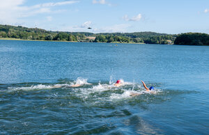 Bild vergr&ouml;&szlig;ern: Das Bild zeigt drei Schwimmer in den blauen Fluten des Vogtlandmeeres.