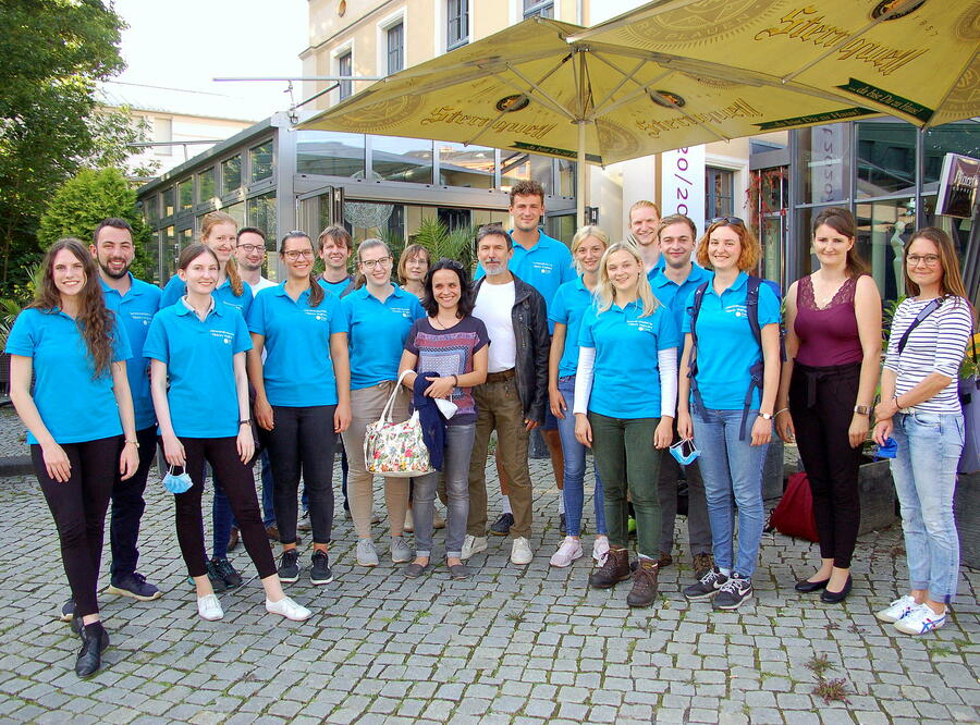 Bild vergrößern: Die Teilnehmer der Sommerakademie 2021 mit ihren betreuenden Ärzten vom Weiterbildungsverbund »Hausärzte für das Vogtland« vor dem Theater-Café in Plauen zum Kennenlernabend.