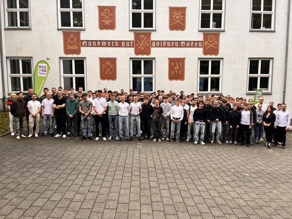Bild vergr&ouml;&szlig;ern: Angehende Mechatroniker f&uuml;r K&auml;ltetechnik mit Schulleiterin Stephanie Kluth sowie Fach- und Klassenleiter.