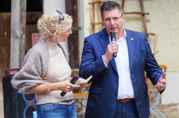 Bild vergr&ouml;&szlig;ern: Landrat Thomas Hennig w&uuml;rdigte die Arbeit der Partnerschaft f&uuml;r Demokratie. Silke Fischer (links) f&uuml;hrte durch das Programm.