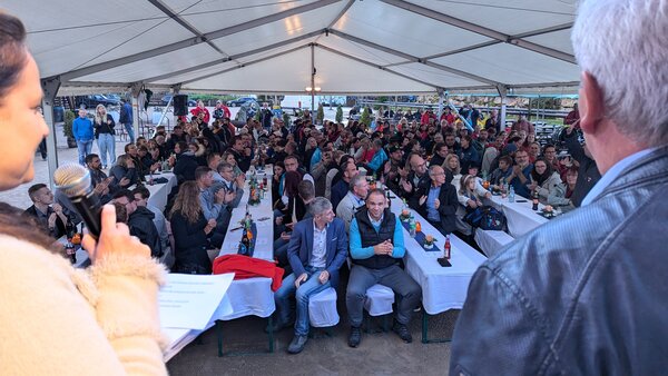 Bild vergr&ouml;&szlig;ern: Auch in diesem Jahr waren viele Besucher in den Freizeitpark Plohn zur Veranstaltung Sterne des Sports erschienen.