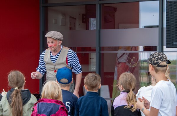 Bild vergr&ouml;&szlig;ern: F&uuml;r viel Spa&szlig; und Unterhaltung sorgte der "Chaoskinderzirkus" mit einem bunten Programm und Animation.