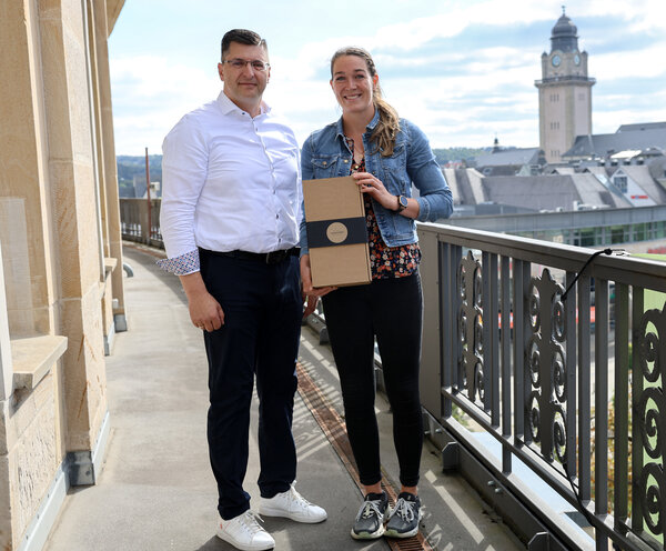 Bild vergr&ouml;&szlig;ern: Landrat Thomas Hennig gratulierte Jasmin Fleischer zu ihrem Titel.