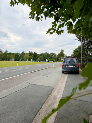 Bild vergr&ouml;&szlig;ern: Das Bild zeigt den grauen Blitzer-Caddy des Vogtlandkreises.