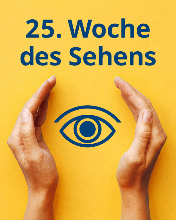 Ein gelber Hintergrund, vor dem ein blaues Auge abgebildet ist. Es wird von zwei H&auml;nden beh&uuml;tet. Dar&uuml;ber steht: 25. Woche des Sehens. 